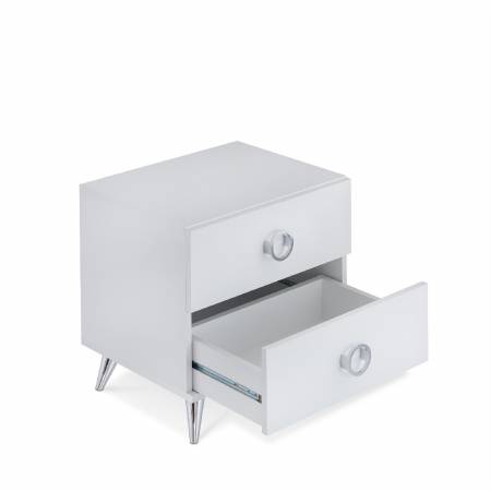 Odkládací stolek v čistě bílém stylu.